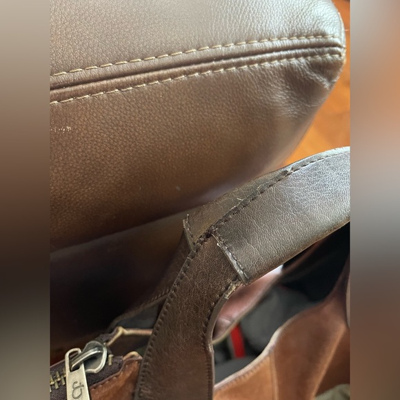 Matt and Nat - Very nice bag. Holds a lot! Some wear to the handles. - Picture 12 of 12